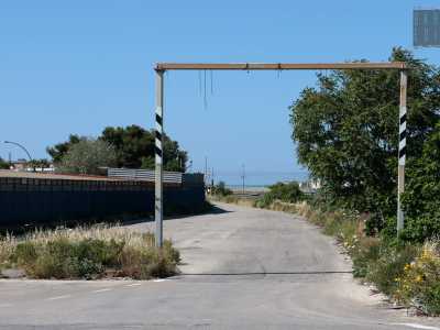 Dalla grande arteria del San Paolo parte infatti una strada che costeggia il lungo fossato per tutto il suo percorso. Prende il nome di via Scionti... 